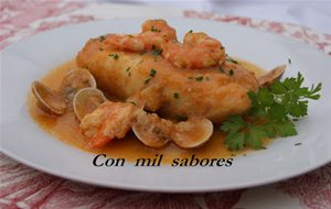 Lomos De Merluza Con Almejas Y Gambas.
