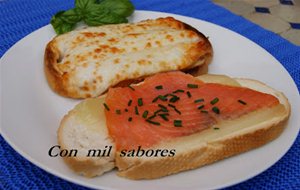 Tostas De Salmón Con Queso
