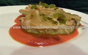 Atún Encebollado Con Salsa De Pimientos
