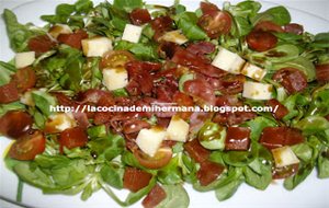 Ensalada De Queso Curado Y Membrillo Con Crujiente De Jamón Y Vinagreta A La Miel
