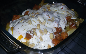 Huevos Rotos Con Chistorra Y Salsa De Queso.
