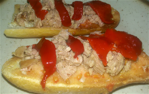 Tostadas Con Atún Y Pimientos Del Piquillo.
