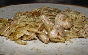 Fideos Con Pollo Y Salsa Soja.
