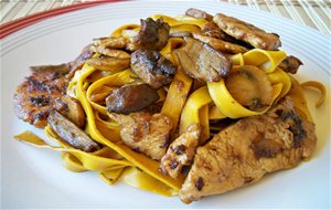 Tagliatelle De Cúrcuma Con Pavo Y Setas Estilo Oriental