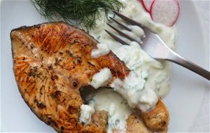 Salmón Marinado A La Griega Con Salsa Tzatziki, Anillos Dentro De Peces Y Felices Fiestas
