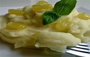 suave-y-cremoso-pure-de-patatas-con-estallidos-magicos-de-Dulces de goma-de-lima