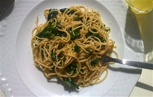 Pasta Con Espinacas Y Pipas De Calabaza Al Ajo Y Limón 
