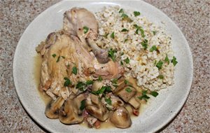 Menú De Hoy: Muslo Y Contramuslos De Pollo En Salsa De Vino Blanco Con Beicon Y Champiñones
