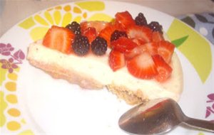 Tarta De Chocolate Blanco, Fresas Y Moras 
