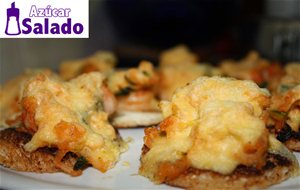 Tostaditas Con Ajos Tiernos Y Gambas 
