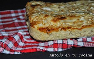 Focaccia Con Cebolla Caramelizada, Yogur Griego Y Pera
