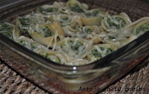 Galets Rellenos De Espinacas Y Queso Con Salsa De Pimientos
