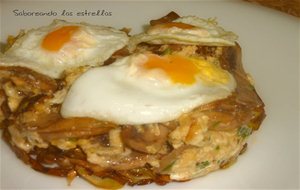 Timbal De Chips De Alcachofas Al Aceite De Trufa Con Revuelto De Champiñones Coronado Con Huevos De Codorniz
