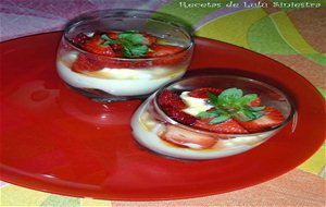 Vasitos De Yogur Griego Y Fresas