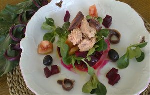 Ensalada Con Una Lata De Atún Y Una De Anchoas.
