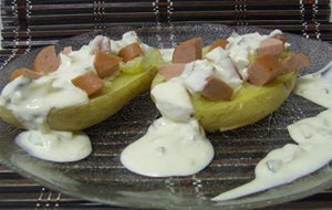 Patatas Rellenas De Salchicha De Frankfurt Y Salsa De Pepinillos
