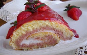 Brazo De Gitano Con Mermelada Y Almibar De Fresas
