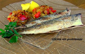 Caballas A La Barbacoa Con Fritada De Pimientos Y Cebolla.
