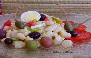 Ensalada De Alubias Blancas  Con Aliño De Olivas Y Encurtidos.
