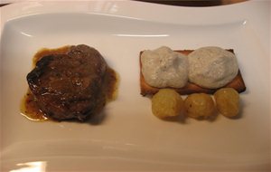 Filete De Ternera Con Salsa De Rustido, Espuma De Pinatells Y Cebollitas Confitadas
