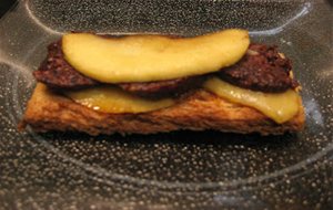 Butifarra Negra Con Manzana Caramelizada
