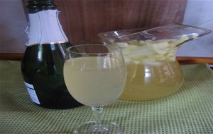 Coctel De Cava O Sangría De Cava
