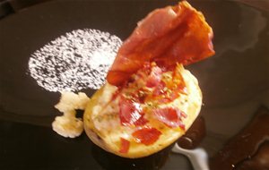 Patata Rellena Con Coliflor Y Virutas De Jamón  
