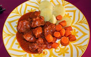 Carrilleras Al Pimentón Con Patatas Y Zanahorias
