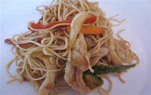 Fideos Chinos Con Pollo Y Verduras
