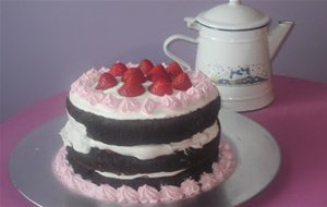 Tarta Gigante De Chocolate Y Nata Con Fresas
