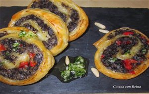 Ruedas De Morcilla En Hojaldre Con Pesto De Perejil
