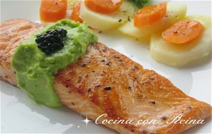 Salmón Fresco Con Salsa De Aguacate
