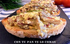 Tostas De Revuelto De Setas Con Jamón
