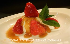 Fresas Con  Requesón Y Salsa De Caramelo
