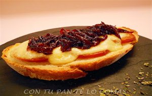 Tostas Con Tomate, Queso Y Cebolla Caramelizada
