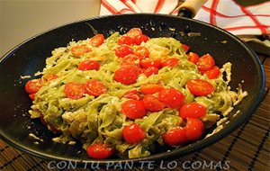 Tagliatelle De Espinacas Con Salsa De Requesón Y Tomates Cherry
