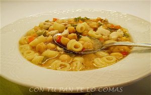 Sopa De Garbanzos Con Pollo Y Pasta
