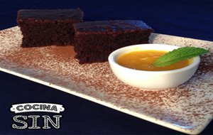 Bizcocho De Chocolate Con Salsa De Naranja