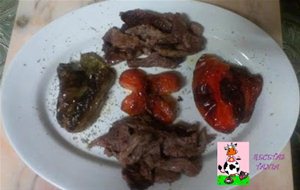 Tiras De Entrecot A La Plancha Con Pimientos Y Tomates Al Horno
