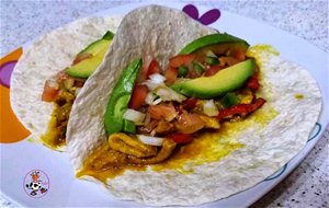 Tortillas De Trigo Rellenas De Pollo Y Aguacate
