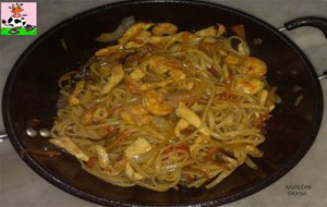 Tallarines Con Pollo Y Gambas - Estilo Chino
