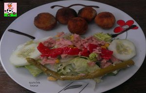 Croquetas De Jamón Serrano Y Ensalada 
