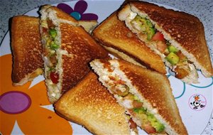 Sándwich De Pollo Empanado,aguacate Y Tomate
