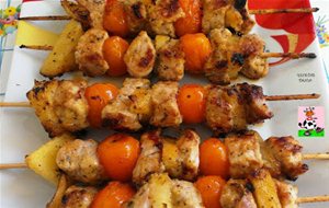 Brochetas De Cerdo,piña Y Tomates Cherrys
