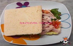 Sandwich Vegetal Con Pechuga De Pollo En Aceite

