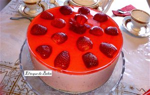 Tarta De Mousse De Fresas Cholocate Blanco Y Praline De Avellanas   
