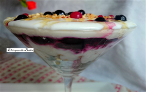 Postre De Yogur Con Frutos Del Bosque Sin Azúcar 
