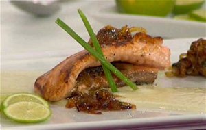 Salmón Con Cebollas Caramelizadas