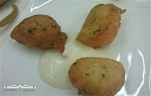 Buñuelos De Bacalao Con Alioli De Aguacate
