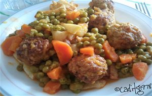 Albóndigas En Salsa Con Patatas Fritas
